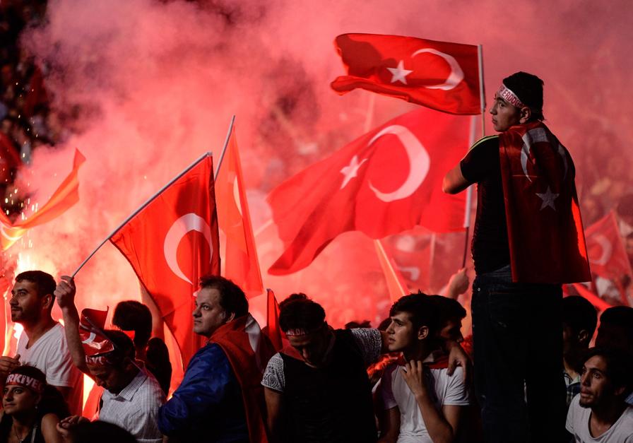 sostenitori di Erdogan  icon le bandiere turche